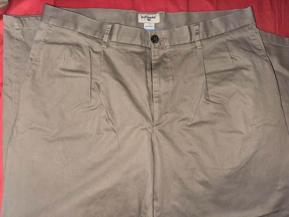 Dockers Men's Relaxed Fit Pleated Khaki Pants, Size 38x30